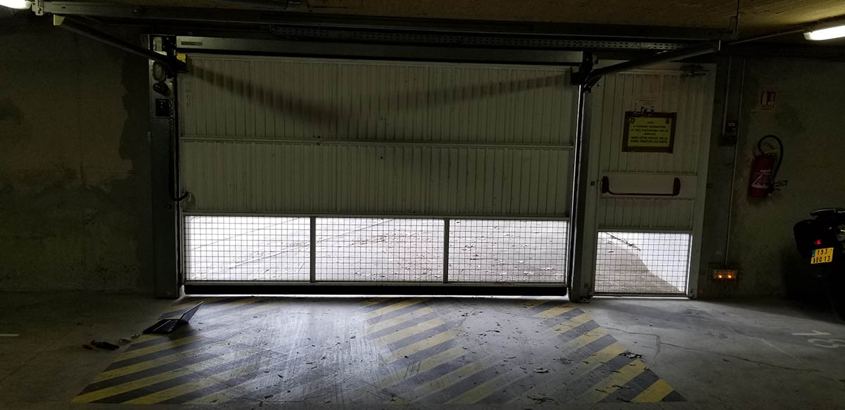 Porte de garage automatisée — Crèche d'Éguilles