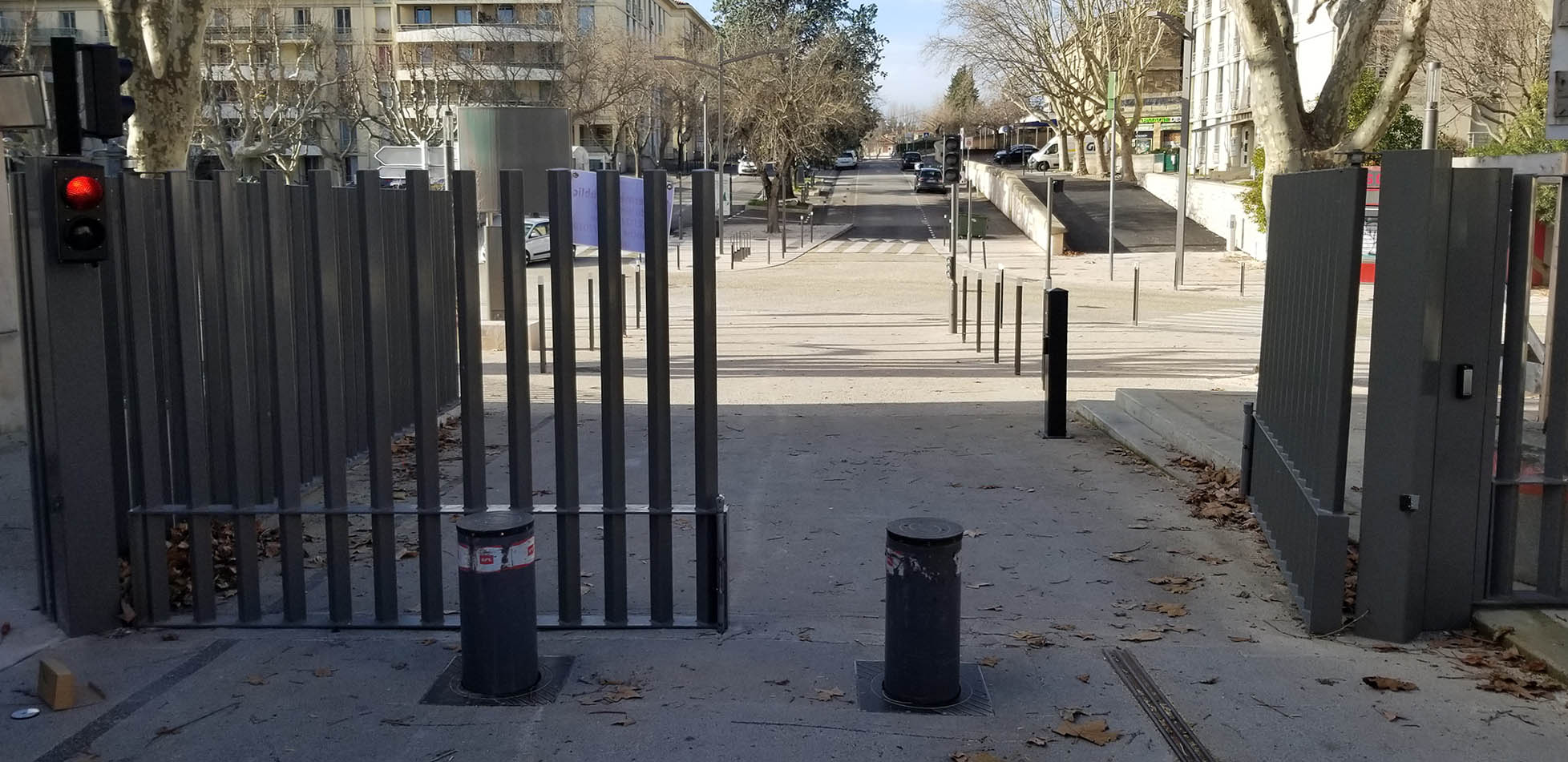 Bornes escamotables automatiques — accès piétons université