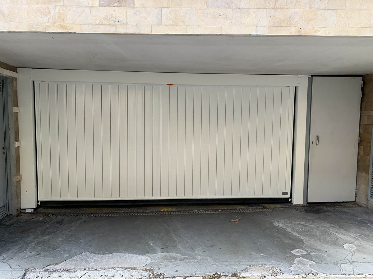 Porte sectionnelle industrielle — Marins-Pompiers Marseille