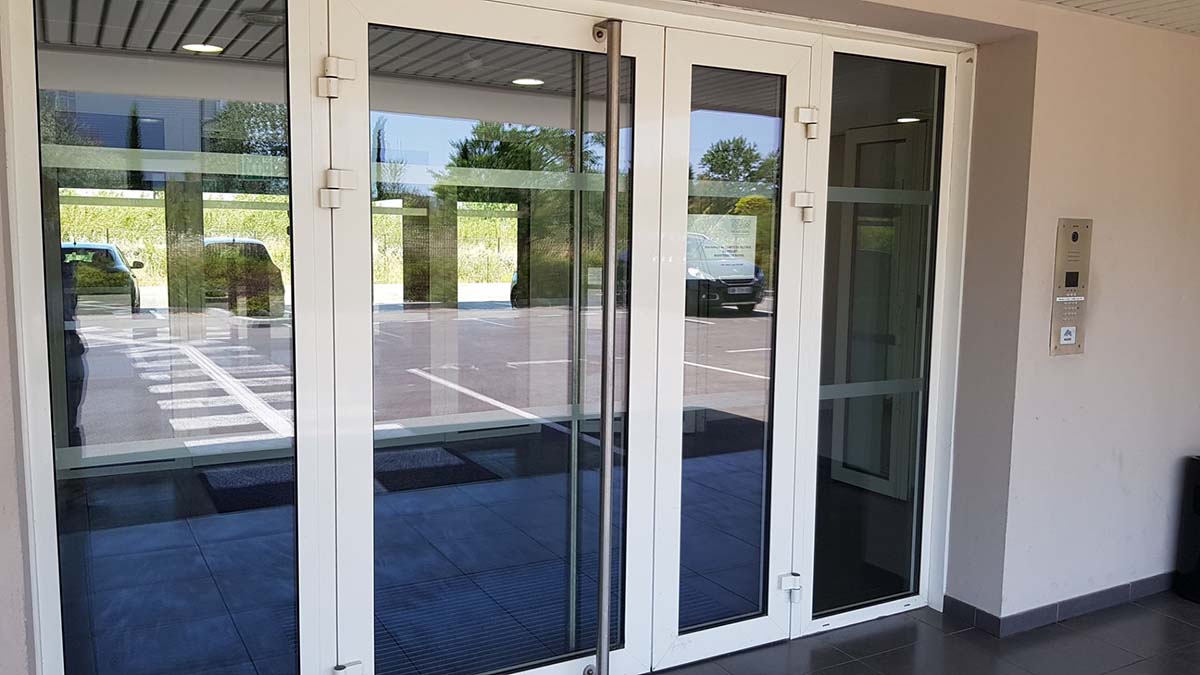 Porte sectionnelle blanche — copropriété